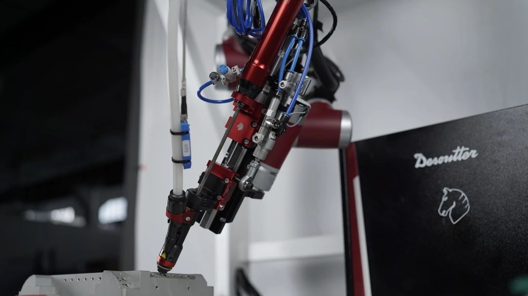 拧紧,护住新能源产业的“心脏”——全新复合机器人移动拧紧工站来了