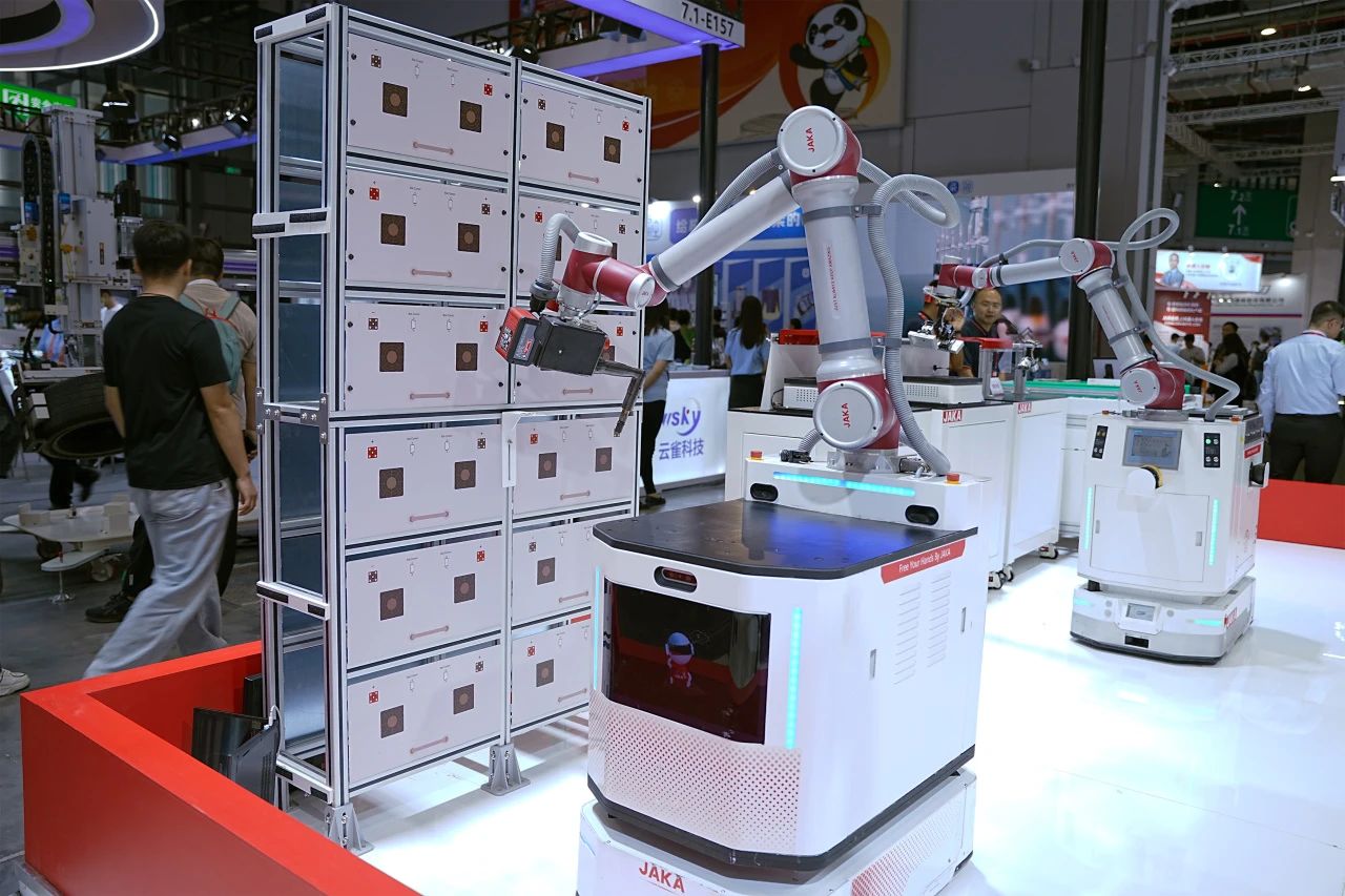 拧紧,护住新能源产业的“心脏”——全新复合机器人移动拧紧工站来了