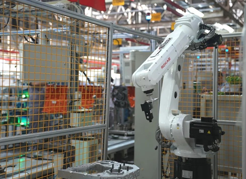 强强联手!百余台珞石机器人助力福田康明斯“黑灯工厂”高效生产!