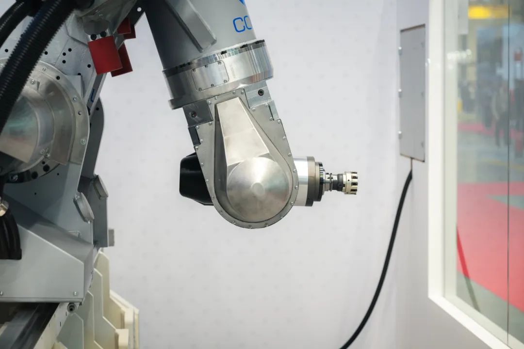 柯马推出全新SmartReach Comau机床,满足轻量化零部件市场对高柔性加工的需求
