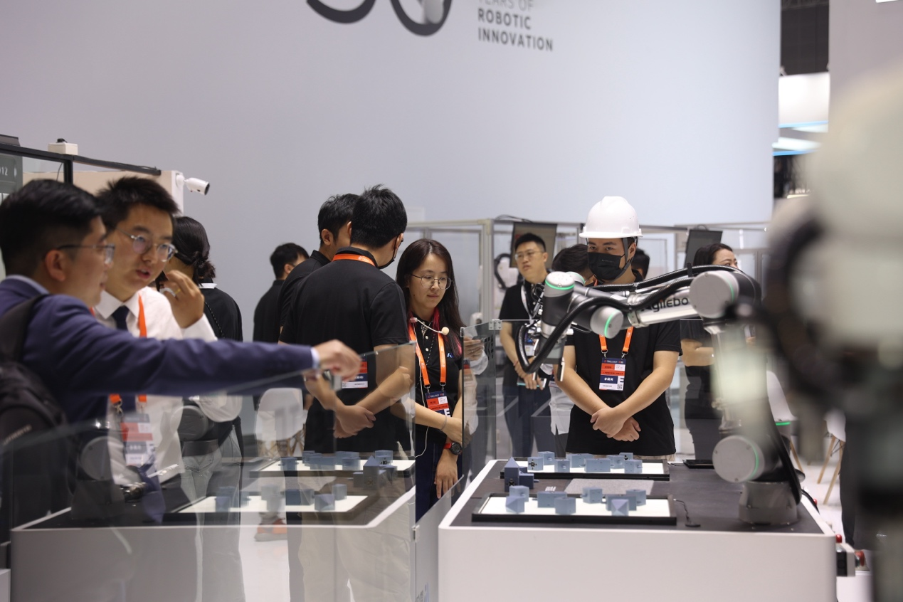 具身智能机器人，工业机器人角逐新赛道？