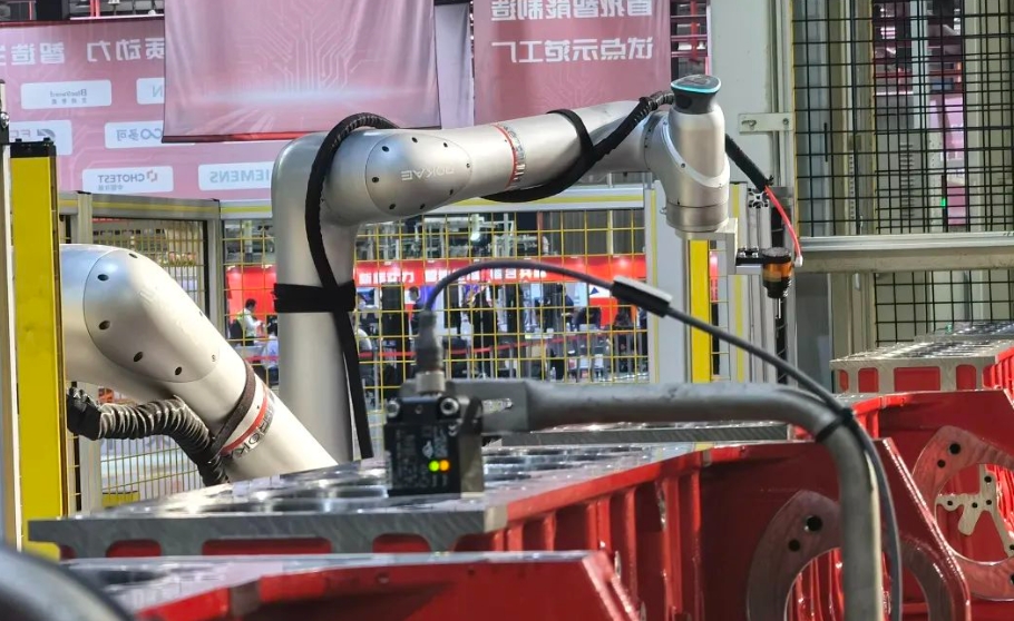 强强联手!百余台珞石机器人助力福田康明斯“黑灯工厂”高效生产!