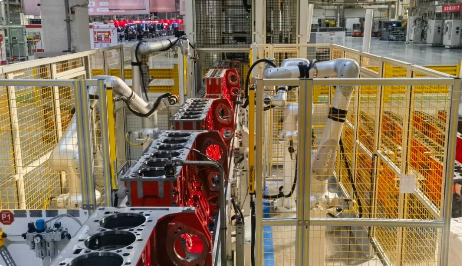 强强联手!百余台珞石机器人助力福田康明斯“黑灯工厂”高效生产!