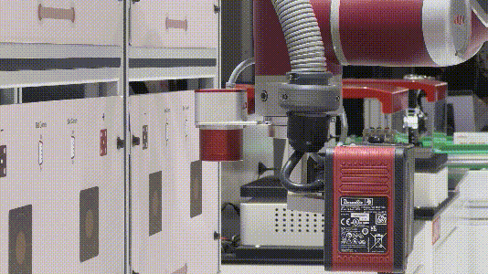 拧紧,护住新能源产业的“心脏”——全新复合机器人移动拧紧工站来了