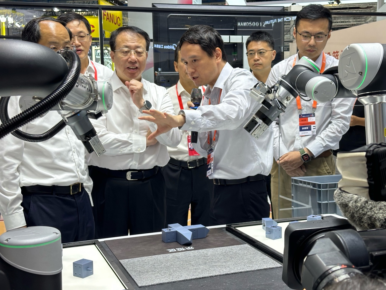 具身智能机器人，工业机器人角逐新赛道？