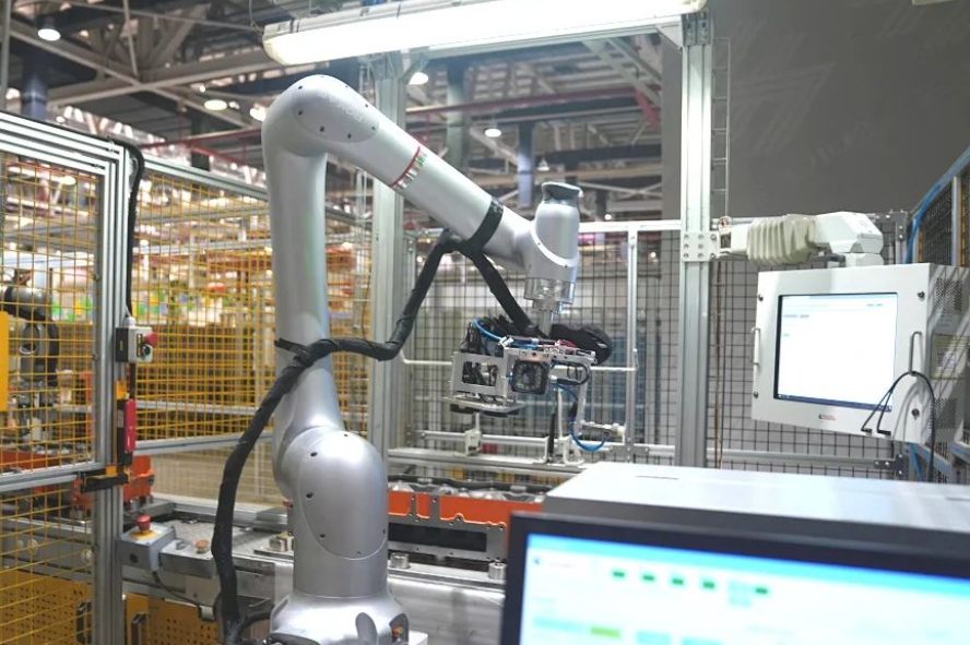 强强联手!百余台珞石机器人助力福田康明斯“黑灯工厂”高效生产!