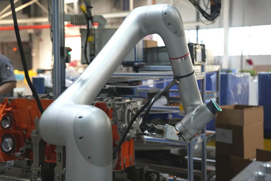 强强联手!百余台珞石机器人助力福田康明斯“黑灯工厂”高效生产!