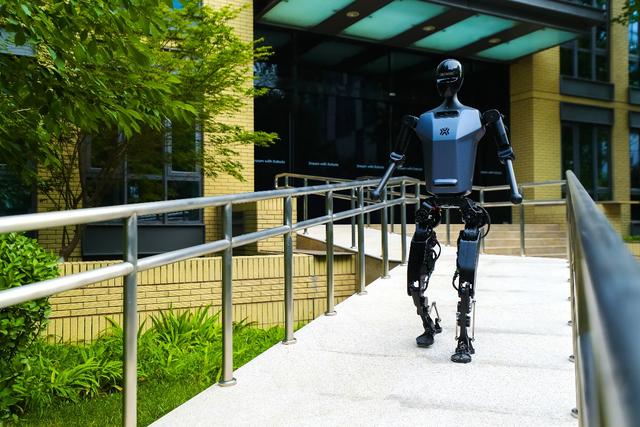 全球首个!可拟人奔跑的纯电驱全尺寸人形机器人“天工”亮相