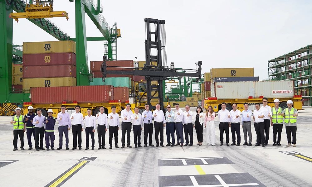 连创里程碑新松港口移动机器人海外累计交付超100台＆全球首台空集装箱堆码机器人正式发布