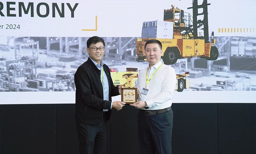 连创里程碑新松港口移动机器人海外累计交付超100台&全球首台空集装箱堆码机器人正式发布