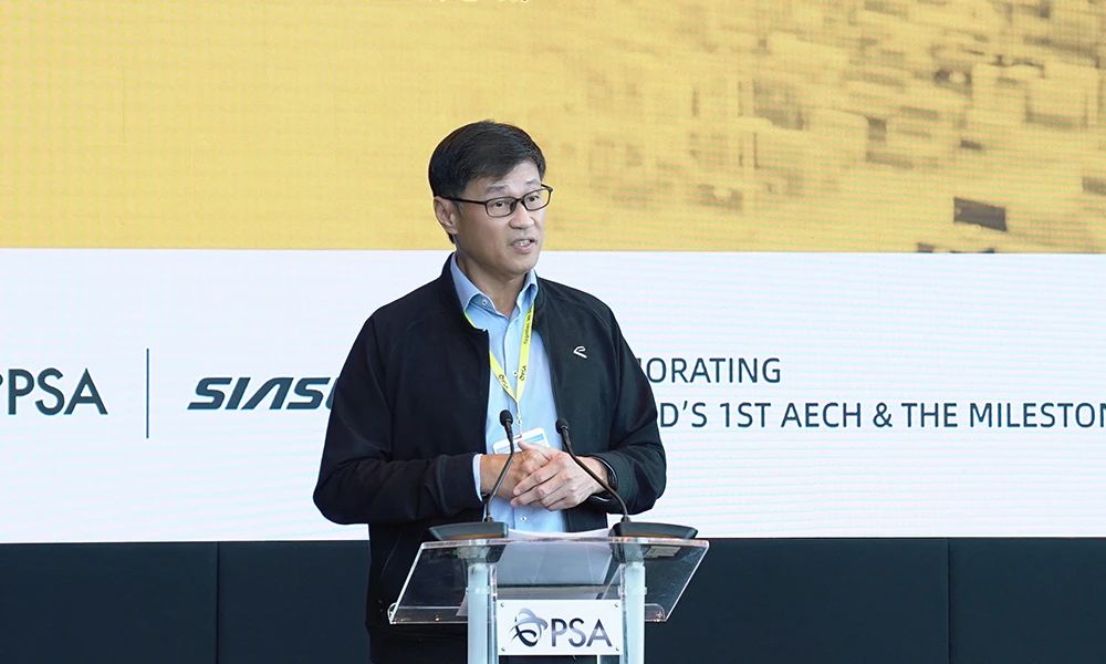 连创里程碑新松港口移动机器人海外累计交付超100台&全球首台空集装箱堆码机器人正式发布