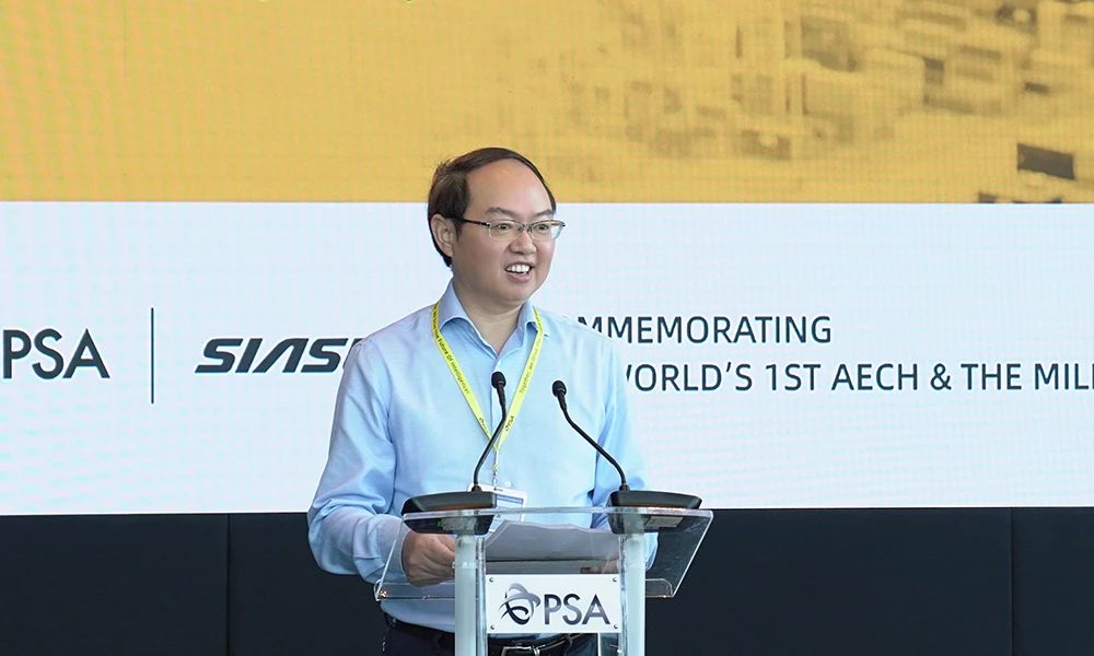 连创里程碑新松港口移动机器人海外累计交付超100台&全球首台空集装箱堆码机器人正式发布