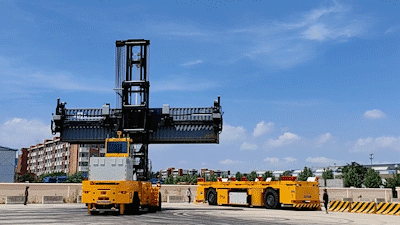 连创里程碑新松港口移动机器人海外累计交付超100台&全球首台空集装箱堆码机器人正式发布