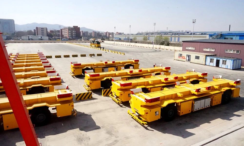 连创里程碑新松港口移动机器人海外累计交付超100台&全球首台空集装箱堆码机器人正式发布