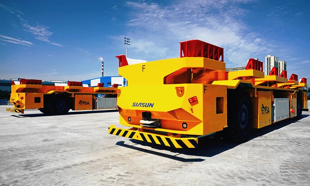 连创里程碑新松港口移动机器人海外累计交付超100台&全球首台空集装箱堆码机器人正式发布