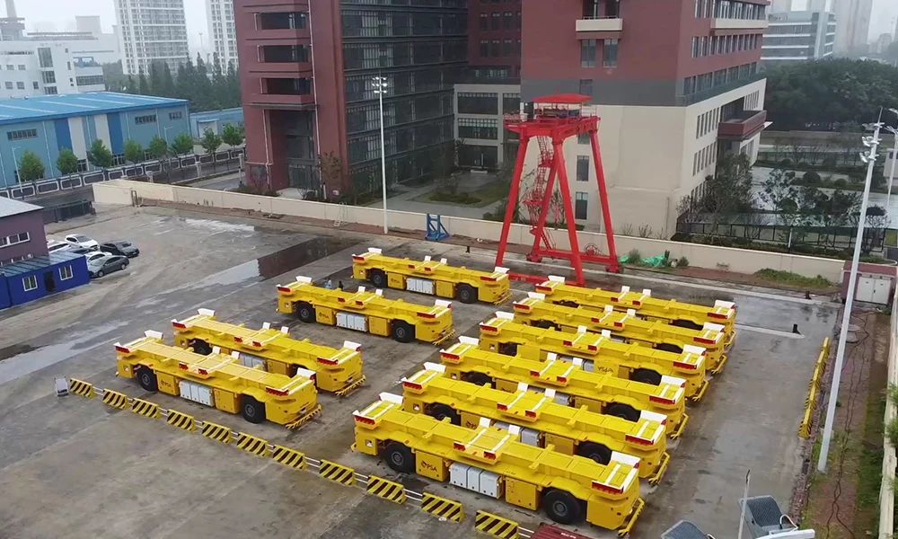 连创里程碑新松港口移动机器人海外累计交付超100台&全球首台空集装箱堆码机器人正式发布