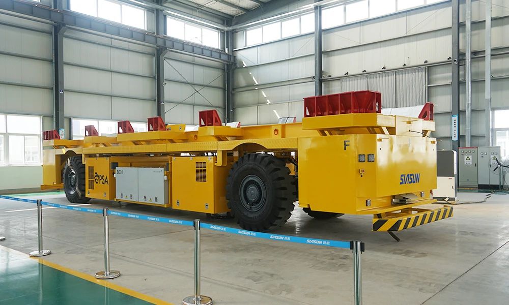 连创里程碑新松港口移动机器人海外累计交付超100台&全球首台空集装箱堆码机器人正式发布