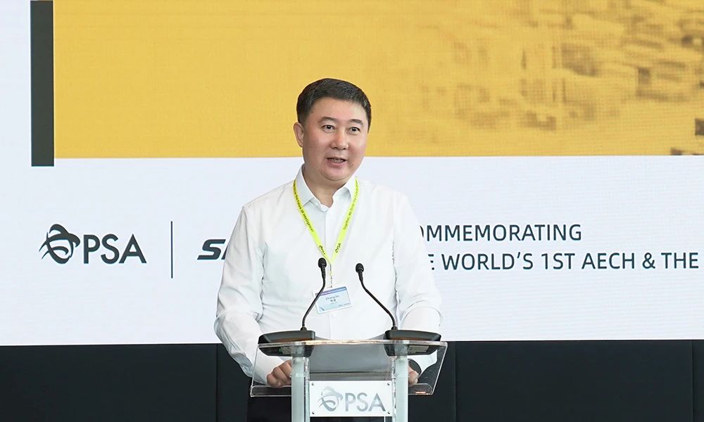 连创里程碑新松港口移动机器人海外累计交付超100台＆全球首台空集装箱堆码机器人正式发布